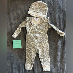 Splendid Gray Leopard Print Baby Set